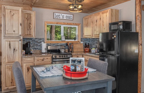 Ardenvoir Cabin | Camp David-12% Off Last Minute, Hot Tub, Deck, BBQ