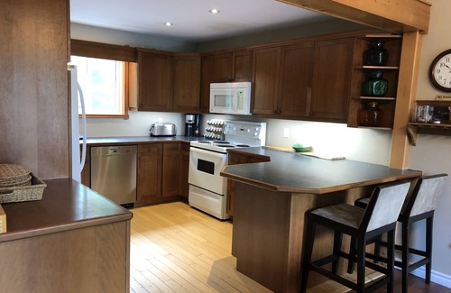 Kearney Cottage | Camp David Beautiful five bedroom cottage-Private Beach