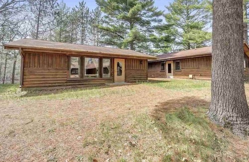 Waupaca Cabin | Camp Elsewhere Pet-Friendly Cabin