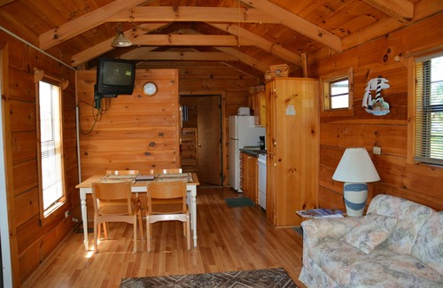 Fedhaven Cabin | Camp Mack Lodge, Marina & RV Resort