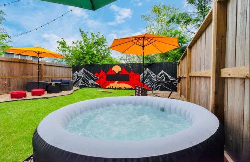 Northside House | CAMP OUT - Big Backyard W/HotTub - 5mins To Downtown
