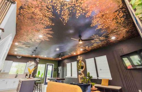 Northside House | CAMP OUT - Big Backyard W/HotTub - 5mins To Downtown