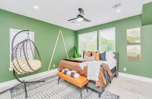 Northside House | CAMP OUT - Big Backyard W/HotTub - 5mins To Downtown