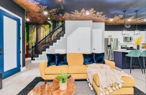 Northside House | CAMP OUT - Big Backyard W/HotTub - 5mins To Downtown