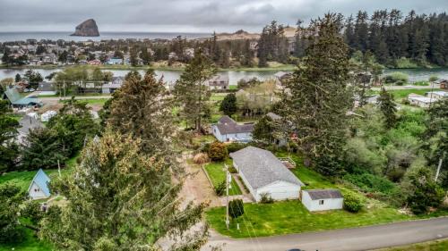 Pacific City House | Camp Street Cottage - Meredith Lodging