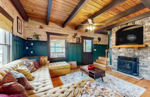 Vein Mountain House | Camp Unicorns Bigfoot Manor