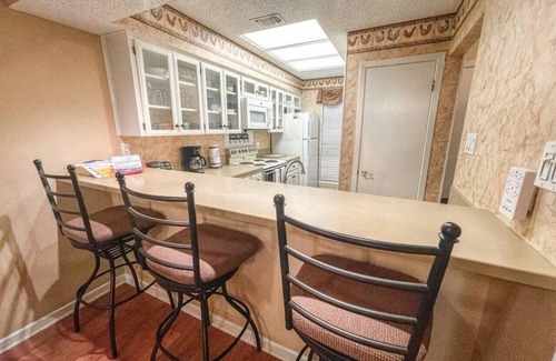 New Braunfels Condo | Camp Warnecke- 2-story unit right on the Comal!