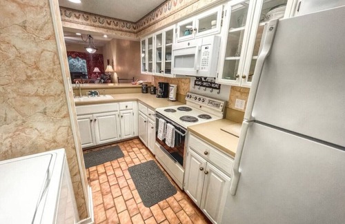 New Braunfels Condo | Camp Warnecke- 2-story unit right on the Comal!