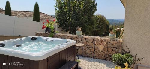 Panossas House | Campagne et Jacuzzi . c'est cosy le Bumble Bee !