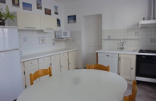 Saintes House | CAMPAIGN IN CITY. Heated private pool. On the edge of Charente in Saintes.