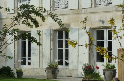 Saintes House | CAMPAIGN IN CITY. Heated private pool. On the edge of Charente in Saintes.