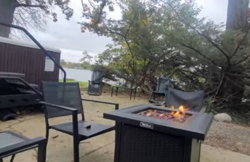 Alto Apartment | Campau Lake Sunny Days, King Bed hot tub, boat, kayak Lakefront