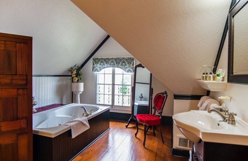 Market District Bed & Breakfast | Campbell House Inn