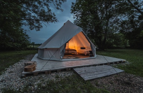 Genouilleux Apartment | Campement aux rêves - Tente Luna