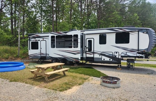 Jamestown RV Rental | Camper on campsite