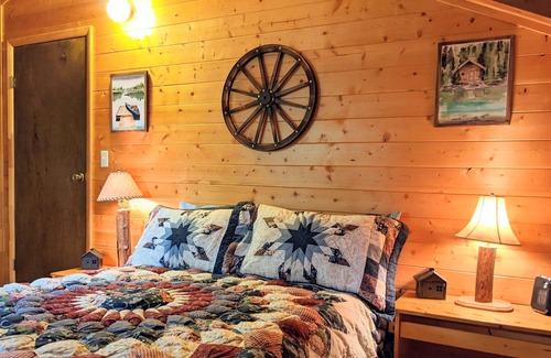 Island Park Cabin | Campfire Cottage * 3Br/Sleeps 6, Minutes to Big Springs, 25 Miles to Yellowstone, Fire Pit