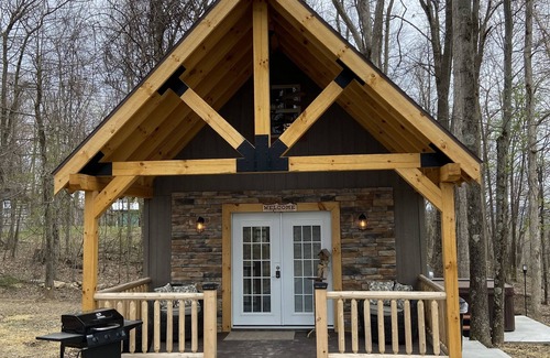 French Creek House | Campfire Retreat with outdoor hot tub under the stars and WiFi