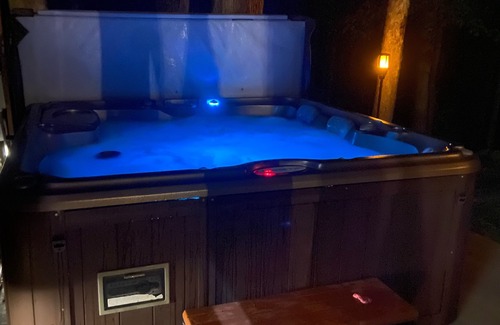French Creek House | Campfire Retreat with outdoor hot tub under the stars and WiFi