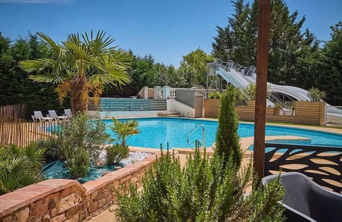 Castelnau-de-Montmiral House | Camping du Chêne Vert * - Bungalow Comfort 5pers 38,50m2 with covered terrace 2 bedrooms shaded and half shaded 5 people