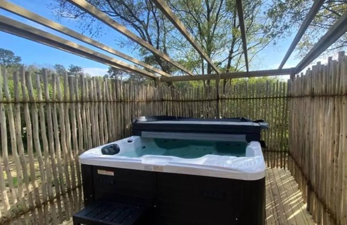 Plougasnou House | Camping maeva Respire Le Domaine de Mesqueau * - Lodge SERENITY-PREMIUM 3 Rooms 4 People + SPA + TV