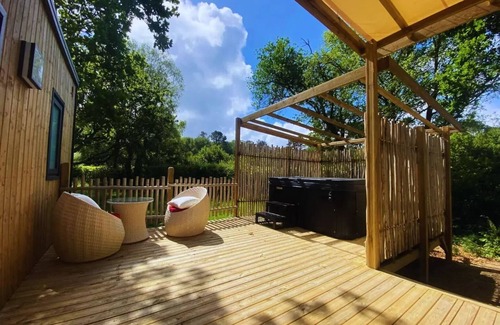 Plougasnou House | Camping maeva Respire Le Domaine de Mesqueau * - Lodge SERENITY-PREMIUM 3 Rooms 4 People + SPA + TV