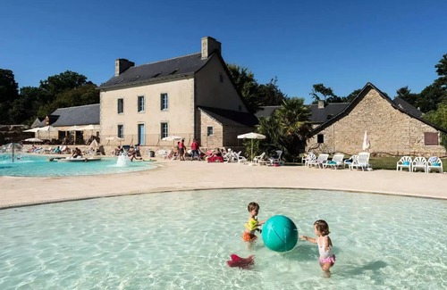 Quimper Apartment | Camping Sunêlia Lanniron Orangery * - Studio Comfort > 30m2 beds made on arrival towels provided 2 to 4 people - 2 pers. included in the tariff