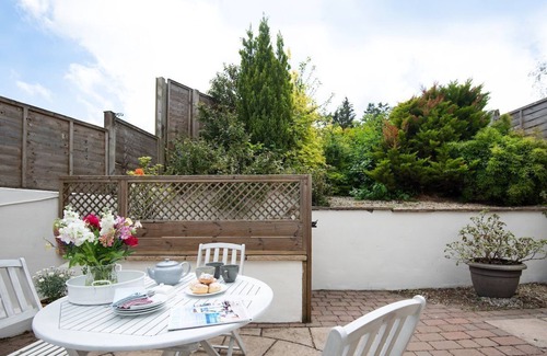 Jedburgh Cottage | CAMPSIE COTTAGE - sleeps 4 guests in 2 bedrooms