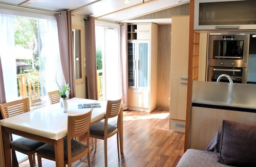 Castelnau-de-Guers House | Campsite Residential La Pinède * - Blueberry3 PREMIUM- 3 bedrooms 40m2- *Clim, terrace, TV* 6 persons