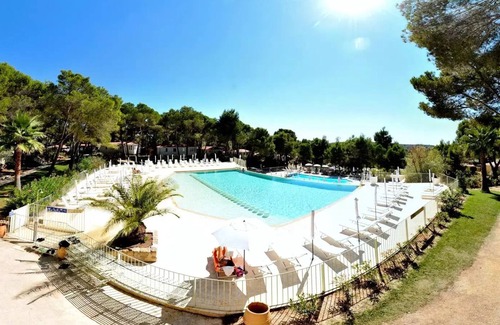 Castelnau-de-Guers House | Campsite Residential La Pinède * - Blueberry3 PREMIUM- 3 bedrooms 40m2- *Clim, terrace, TV* 6 persons