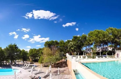 Castelnau-de-Guers House | Campsite Residential La Pinède * - Blueberry3 PREMIUM- 3 bedrooms 40m2- *Clim, terrace, TV* 6 persons