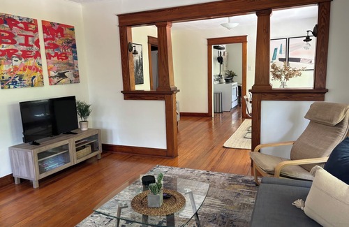 Bloomington Cottage | Campus Cottage 3 blocks to IU: Lotus Special and Homecoming Special