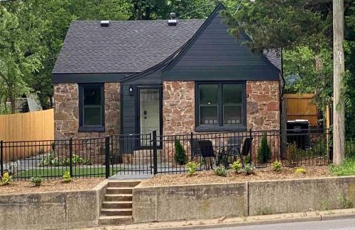 Edmond House | Campus Cottage Kng Bed! Walk To Uco And Downtown