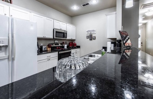 North Overton House | Campus Cove - 3 BR/3 BA - Walk to Tech