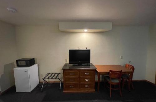 West Baraboo Hotel | Campus Inn Baraboo