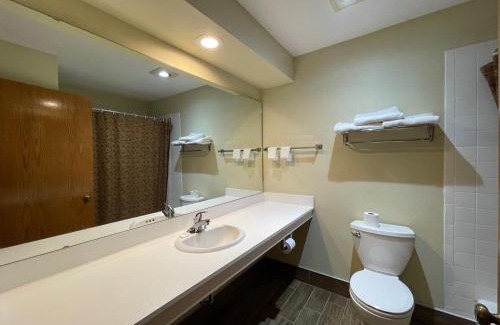 West Baraboo Hotel | Campus Inn Baraboo