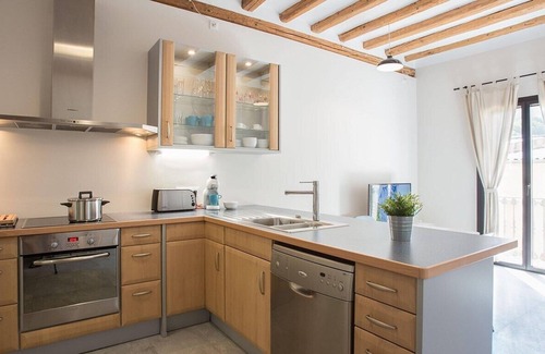 Ripoll Apartment | Can Salvans, Apartamento de diseño en zona tranquila cerca de la estación de ferrocarril