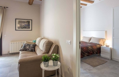 Ripoll Apartment | Can Salvans, Apartamento de diseño en zona tranquila cerca de la estación de ferrocarril