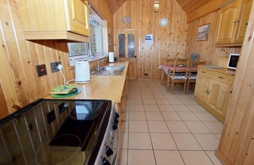 Aisgernis Cottage | CANACH COTTAGE, pet friendly in Daliburgh, Isle Of South Uist