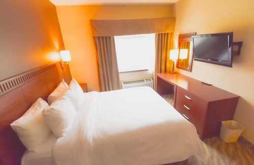 Winnipeg Hotel | Canad Inns Destination Centre Garden City