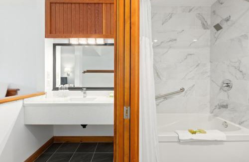 Ucluelet Resort | Canadian Princess Lodge & Marina