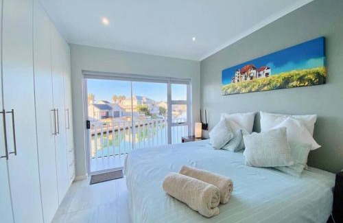 Marina Martinique Apartment | Canal 04