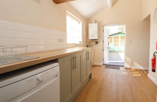 Nantwich Cottage | CANAL BASIN COTTAGE, pet friendly, with a garden in Nantwich