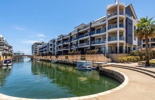 Mandurah Apartment | Canal Breeze Retreat