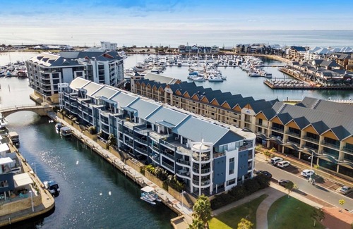 Mandurah Apartment | Canal Breeze Retreat