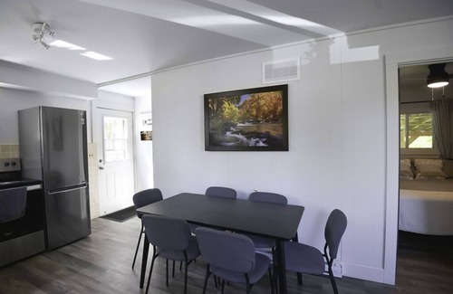 Isaacs Glen Cottage | Canal Charm: Charming Canal Cottage Retreat