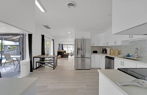 North Central Hollywood House | Canal Front Home In Hollywood w Private Pool