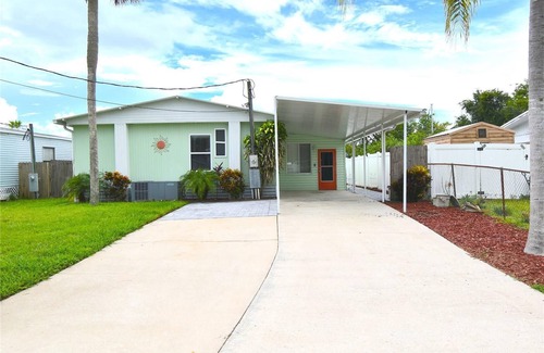 Water Front Park House | Canal front property with 2 kayaks included! Intercostal fishing minutes away