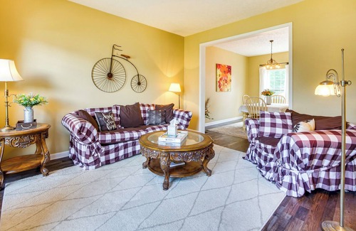 Massillon House | Canal Fulton Vacation Rental w/ Community Pool!