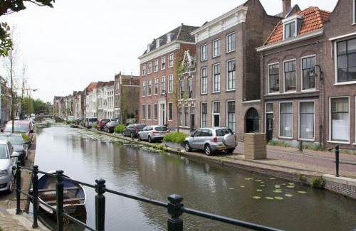 Gouda Apartment | Canal House in Historic City Center Gouda