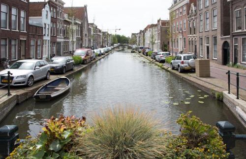 Gouda Apartment | Canal House in Historic City Center Gouda